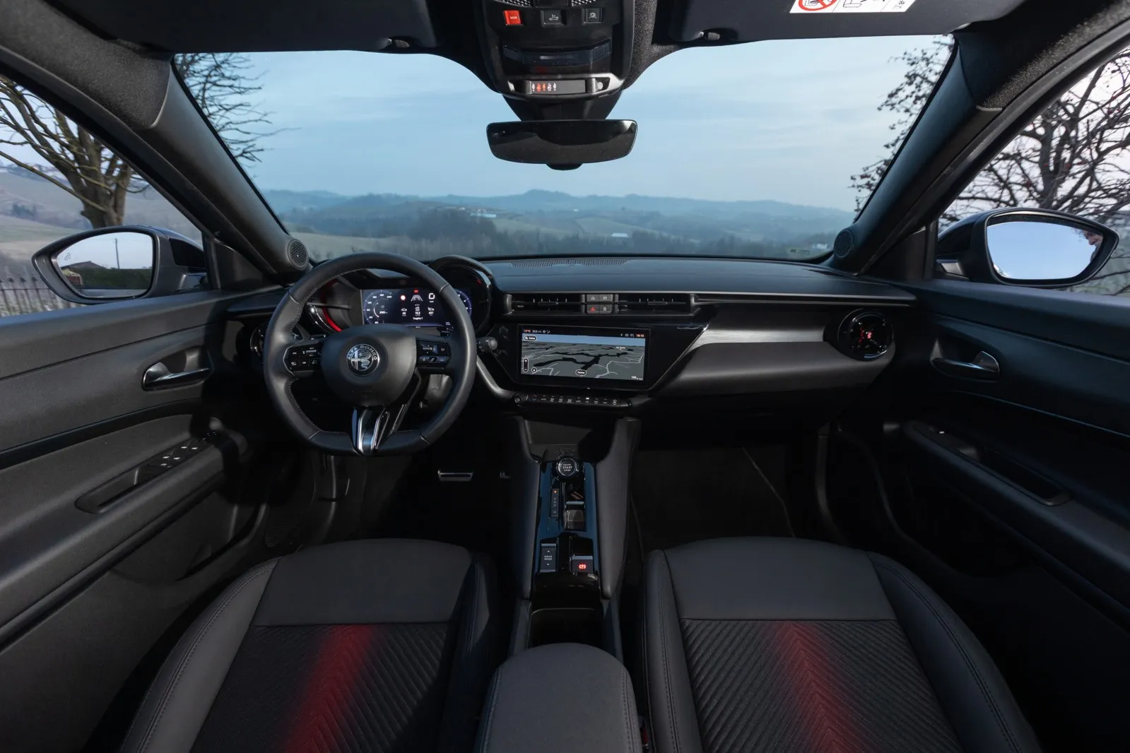 Das 10,25-Zoll-Infotainmentsystem Alfa Connect NAV überzeugt mit modernen Features, doch die Menüführung erfordert Eingewöhnung